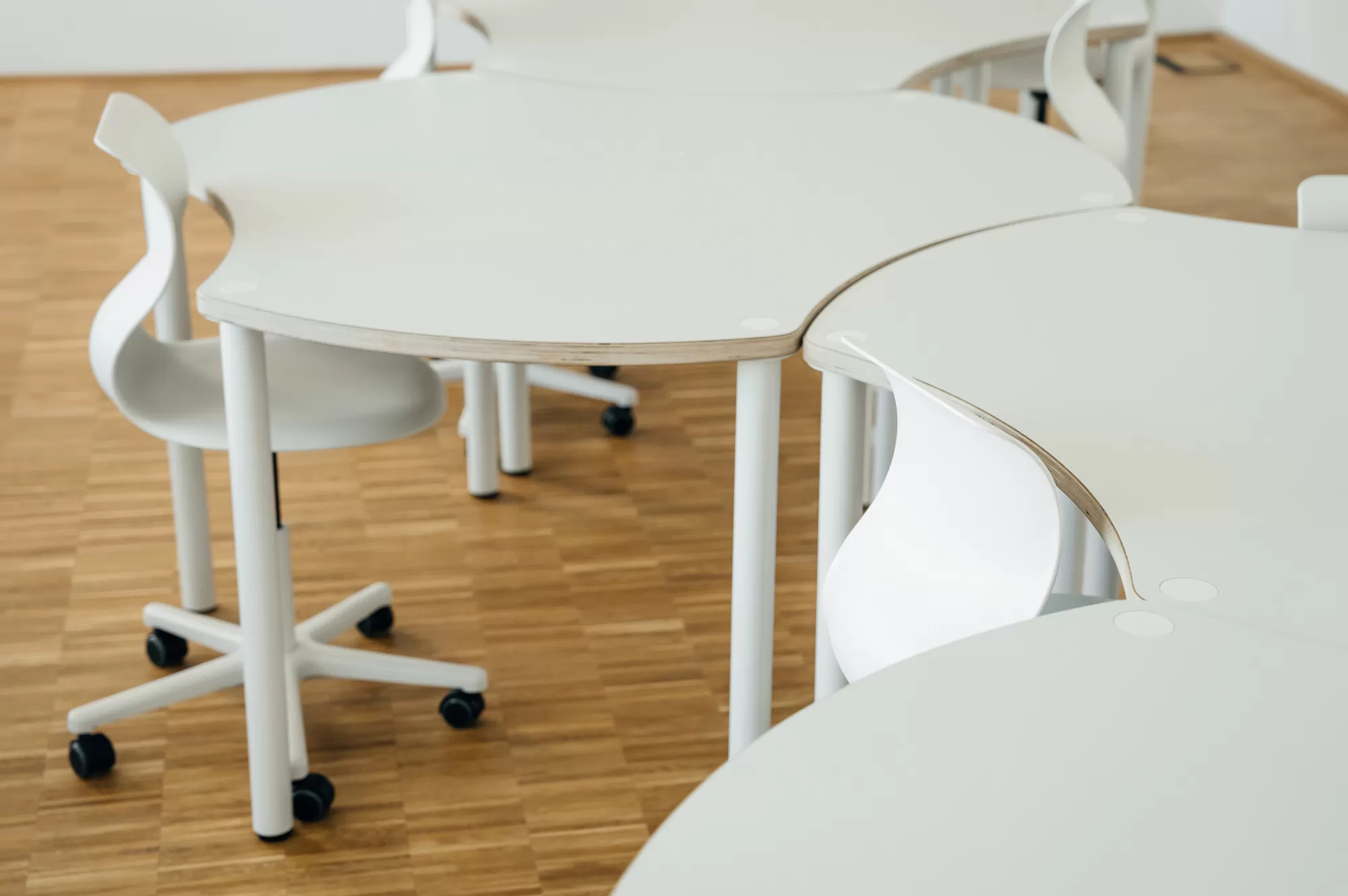 FLÖTOTTO - FLEX TABLE-Hub Gruppentisch